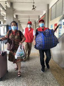 帮乘客提重行李3